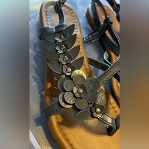 Barely Worn Blue Nicole Thong Sandals with Flower accents Size 6M